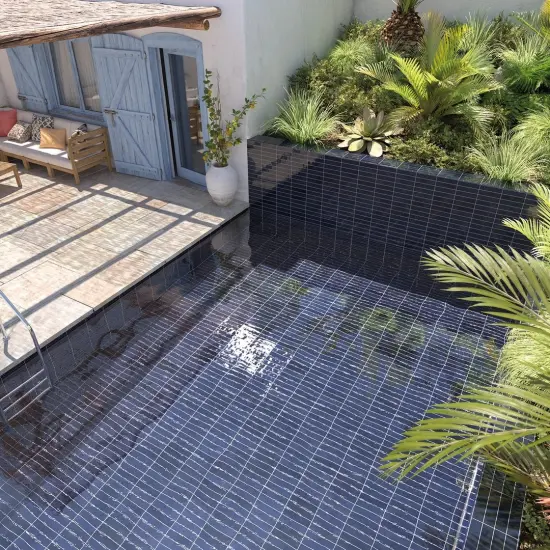 Carrelage Tribeca Blue Note 6x24,6 cm - posé dans un espace piscine