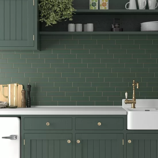 Carrelage Costa Nova Laurel Green Mat 5x20 cm - posé en cuisine