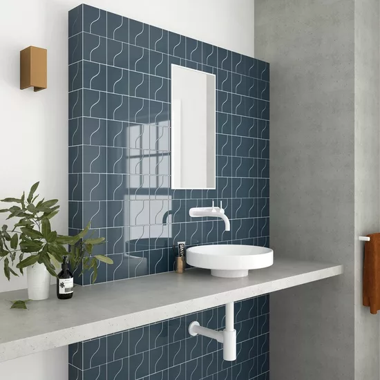 Carrelage Curve Ink Blue 8,3x12 cm - posé en salle de bain