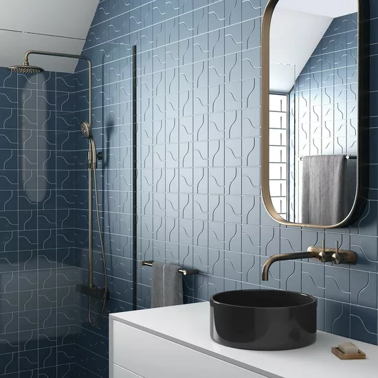 Carrelage Curve Ink Blue Mat 8,3x12 cm - posé en salle de bain