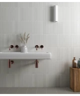 Carrelage Wadi Snow 6x30 cm - posé en salle de bain 2