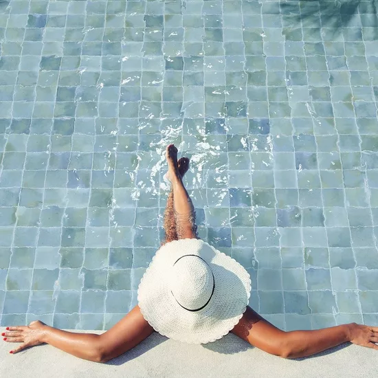 Carrelage Spa&Pools Sky Blue 15x15 cm - posé dans un espace piscine