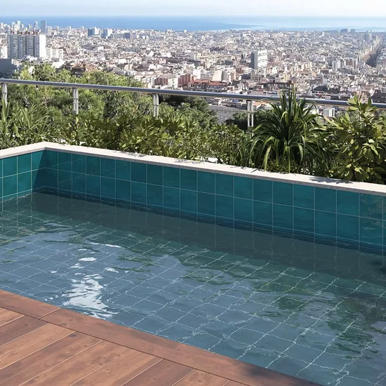 Carrelage Spa&Pools Glacier 15x15 cm - posé dans un espace piscine