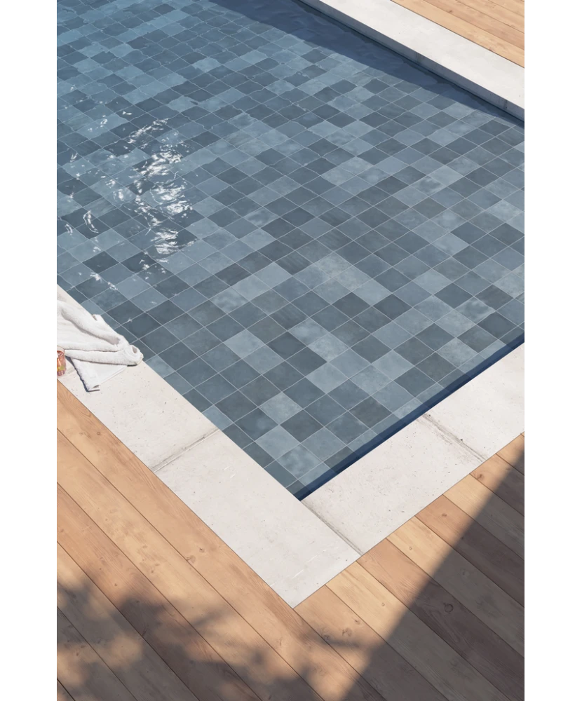 Carrelage Spa&Pools Colonial Blue 15x15 cm - posé dans un espace piscine