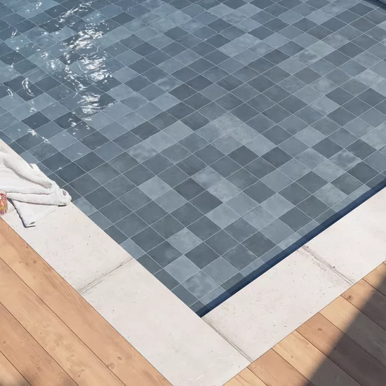 Carrelage Spa&Pools Colonial Blue 15x15 cm - posé dans un espace piscine