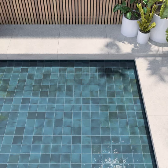 Carrelage Spa&Pools Blue Night 15x15 cm - posé dans un espace piscine