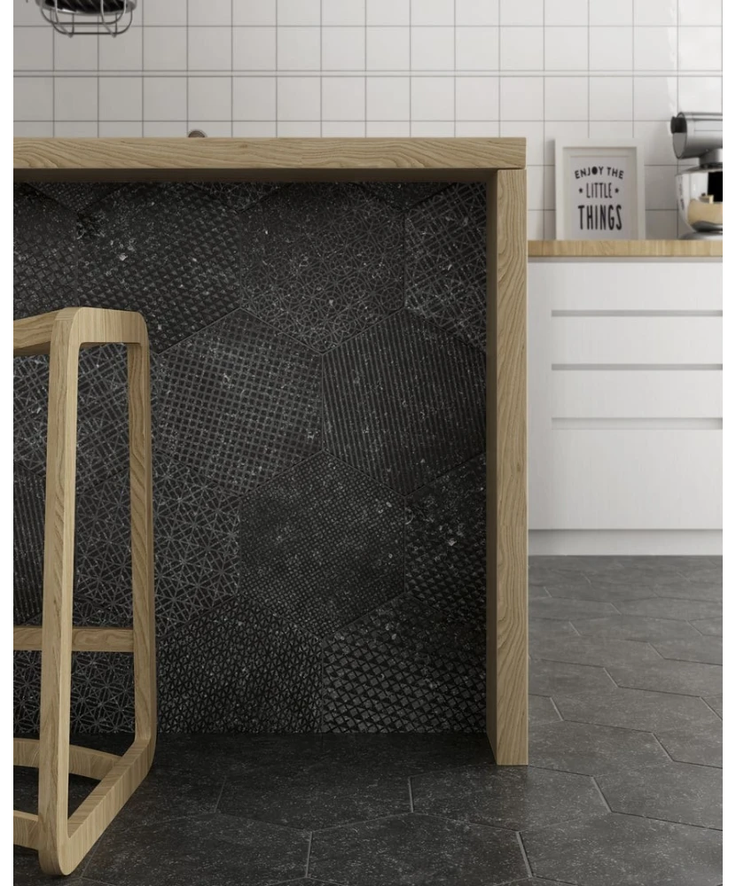 Carrelage Coralstone Hexagon Melange Black 29,2x25,4 cm - posé en cuisine
