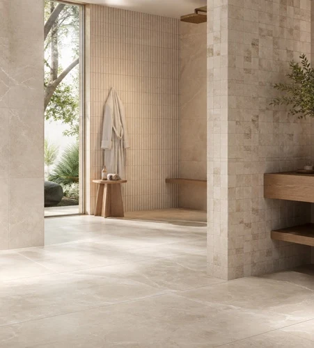 Salle de bain avec carrelage clair