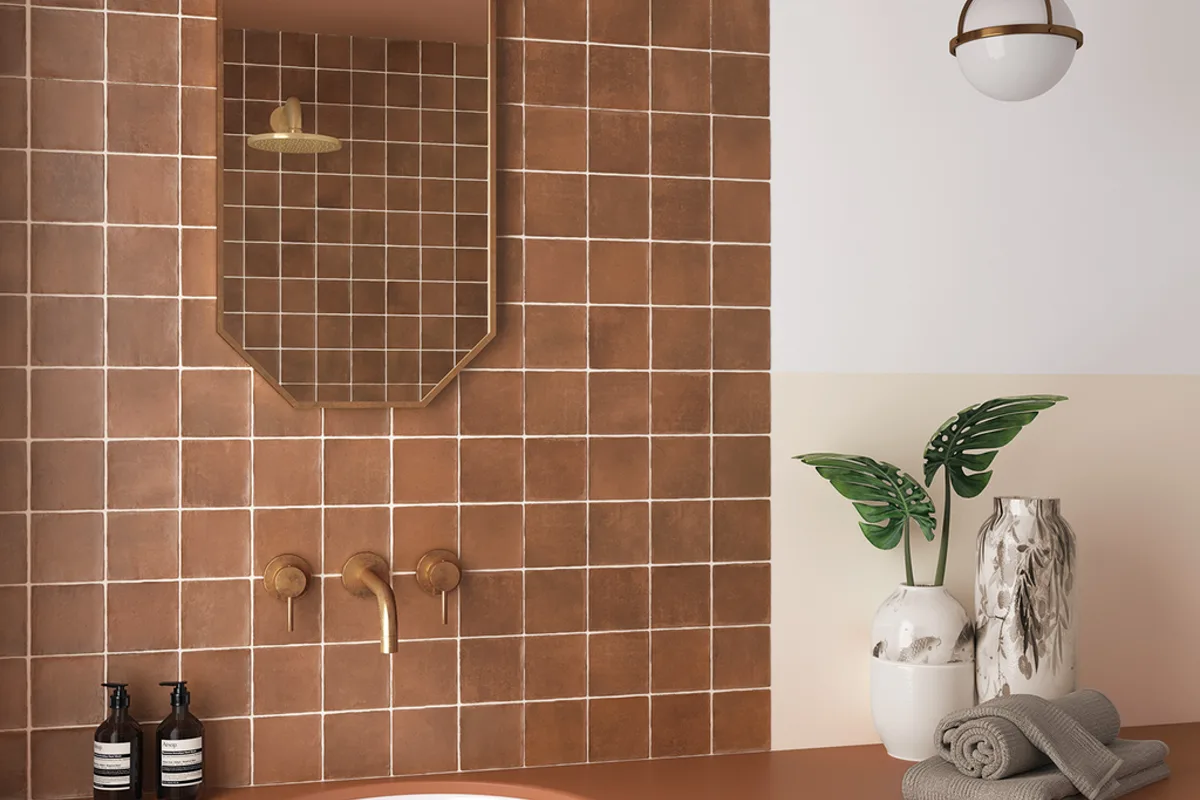 Carrelage terre cuite dans une salle de bain